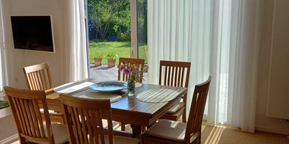 Rollstuhlgerechte Unterkunft - Unterkunftsart: Ferienhaus - Esszimmer mit Blick in den Garten - Ferienhaus "Am Dombogen" Xanten