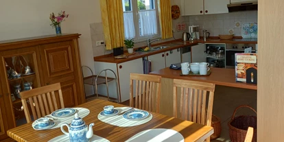 Rollstuhlgerechte Unterkunft - Unterkunftsart: Ferienhaus - Esszimmer mit Blick in die Küche - Ferienhaus "Am Dombogen" Xanten
