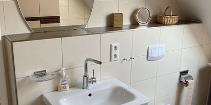Rollstuhlgerechte Unterkunft - Unterkunftsart: Ferienhaus - Badezimmer oben (nicht barrierefrei) - Ferienhaus "Am Dombogen" Xanten