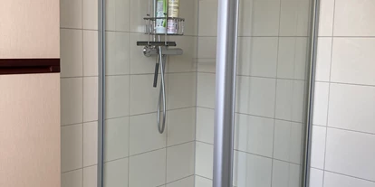 Rollstuhlgerechte Unterkunft - Unterkunftsart: Ferienhaus - Dusche im Badezimmer 1.OG - Ferienhaus "Am Dombogen" Xanten