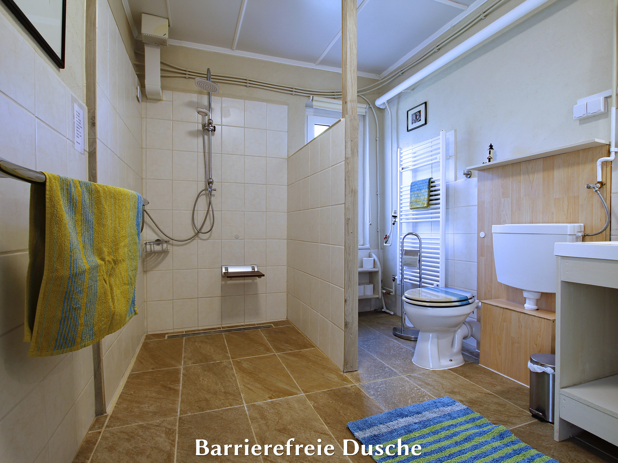 Rollstuhl-Urlaub: Bad mit Dusche, WC und Waschbecken - Barrierefreie Ferienwohnung Godhans