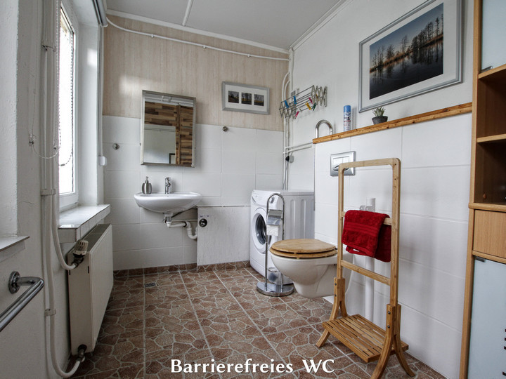 Rollstuhl-Urlaub: WC und Waschbecken, Waschmaschiene - Barrierefreie Ferienwohnung Godhans
