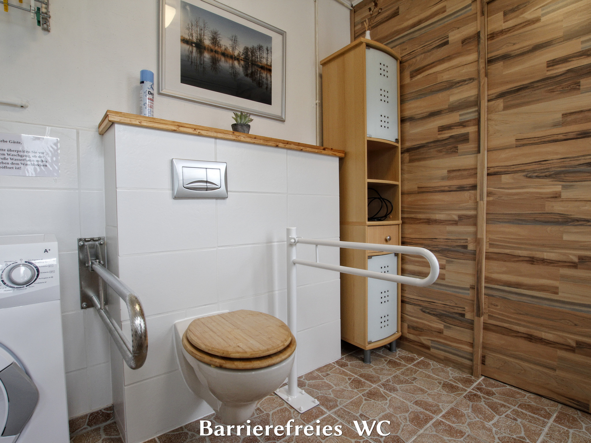 Rollstuhl-Urlaub: WC mit heruntergeklappten Stützen - Barrierefreie Ferienwohnung Godhans