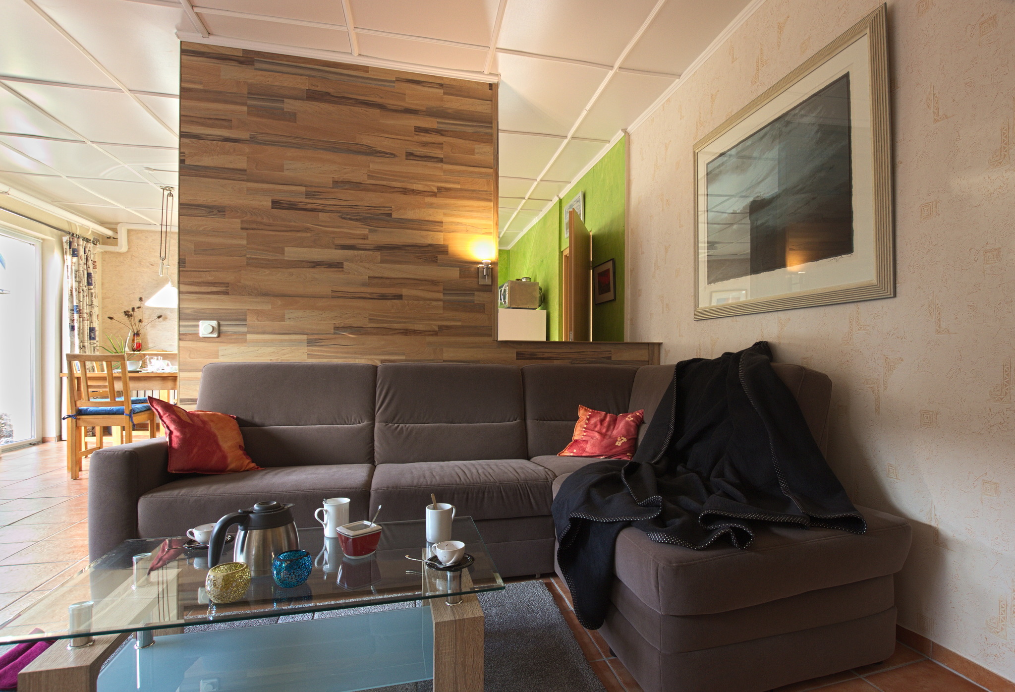 Rollstuhl-Urlaub: Sofa im Wohnbereich - Barrierefreie Ferienwohnung Godhans