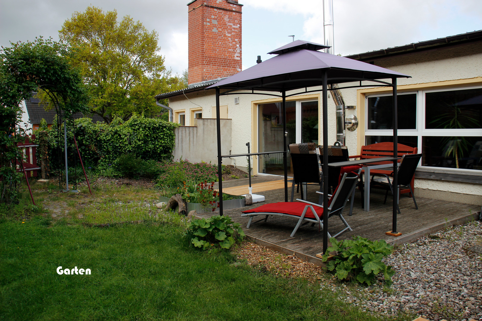Rollstuhl-Urlaub: Gartenbereich - Barrierefreie Ferienwohnung Godhans