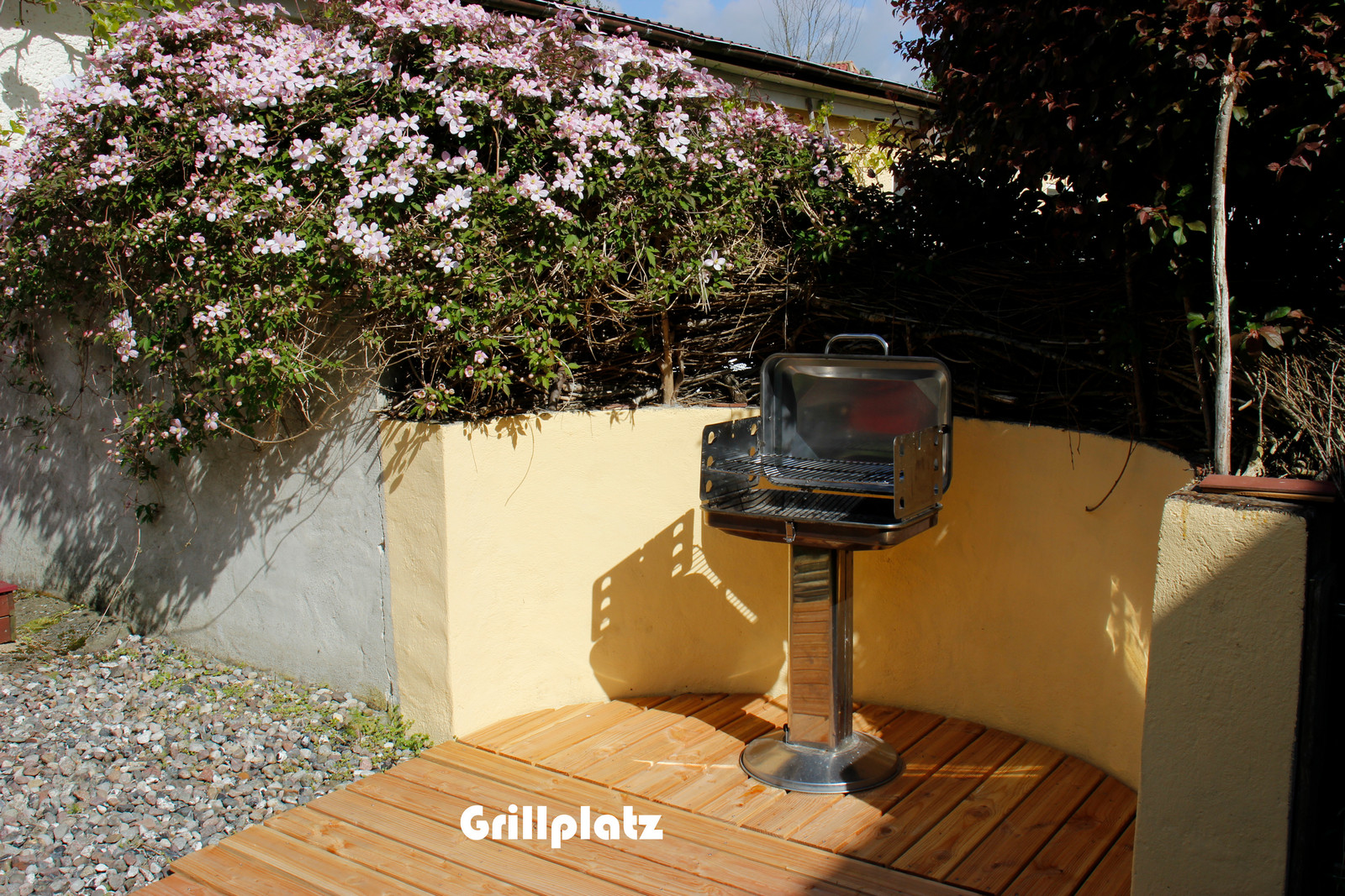 Rollstuhl-Urlaub: Grillplatz - Barrierefreie Ferienwohnung Godhans
