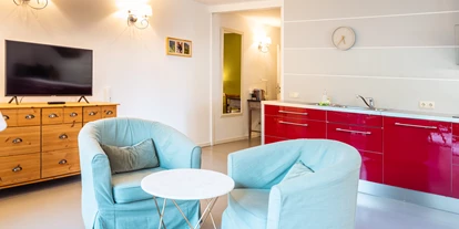 Rollstuhlgerechte Unterkunft - Unterkunftsart: Ferienhaus - Wohn- und Essbereich - Senhalser Höfe - Apartment Gartenhaus