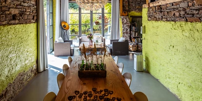 Rollstuhlgerechte Unterkunft - Unterkunftsart: Ferienhaus - Gemeinschaftsraum/Lobby/Vinothek "Bullenstall" - barrierefreier Zugang - Senhalser Höfe - Apartment Gartenhaus