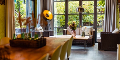 Rollstuhlgerechte Unterkunft - Unterkunftsart: Ferienhaus - Gemeinschaftsraum/Lobby/Vinothek "Bullenstall" - barrierefreier Zugang - Senhalser Höfe - Apartment Gartenhaus