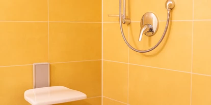 Rollstuhlgerechte Unterkunft - Unterkunftsart: Ferienhaus - Barrierefreies Badezimmer - mit Duschsitz - Senhalser Höfe - Apartment Gartenhaus