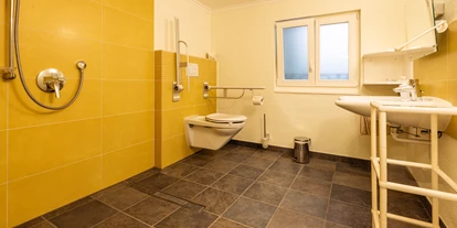 Rollstuhlgerechte Unterkunft - Unterkunftsart: Ferienhaus - Barrierefreies Badezimmer - mit klappbaren WC-Griffen - Senhalser Höfe - Apartment Gartenhaus