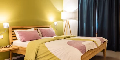 Rollstuhlgerechte Unterkunft - Unterkunftsart: Ferienhaus - Schlafzimmer - Doppelbett - Senhalser Höfe - Apartment Gartenhaus