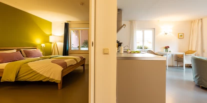 Rollstuhlgerechte Unterkunft - Unterkunftsart: Ferienhaus - Schlaf- und Wohnbereich mit Schiebetür - Senhalser Höfe - Apartment Gartenhaus