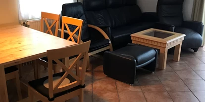 Rollstuhlgerechte Unterkunft - Pflegebett - Wohn-Esszimmer mit Zugang auf die Terrasse  - Strand- und hafennahe Ferienwohnung