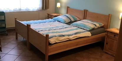 Rollstuhlgerechte Unterkunft - Pflegebett - Großes Schlafzimmer mit erhöhten Betten sowie Pflegebett. Die Betten können nach den Bedürfnissen des pflegebedürftigen Gastes gestellt werden. - Strand- und hafennahe Ferienwohnung