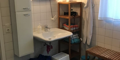 Rollstuhlgerechte Unterkunft - Pflegebett - Unterfahrbares Waschbecken mit Kippspiegel - Strand- und hafennahe Ferienwohnung