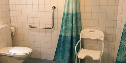 Rollstuhlgerechte Unterkunft - Pflegebett - Erhöhte Behindertentoilette - Strand- und hafennahe Ferienwohnung