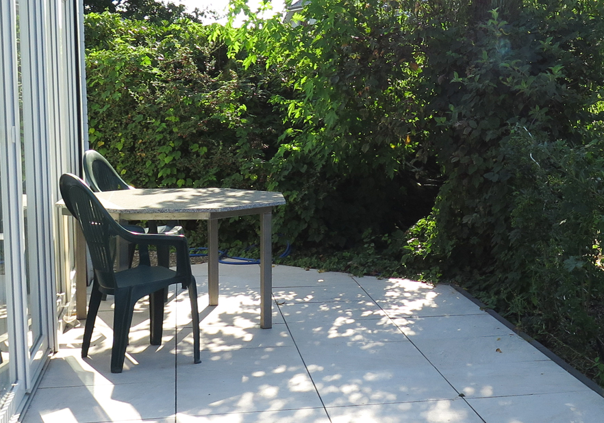 Rollstuhlgerechte Unterkunft - Terrasse mit Granittisch barrierefreie Ferienwohung in Brietlingen nahe Lüneburg  - FeWo Komfortzone Brietlingen