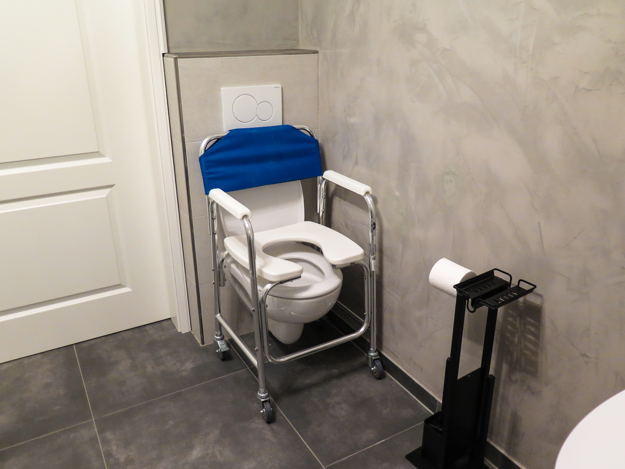 Rollstuhl-Urlaub: Toilettensitzerhöhung durch WC-Stuhl möglich. - FeWo Komfortzone Brietlingen