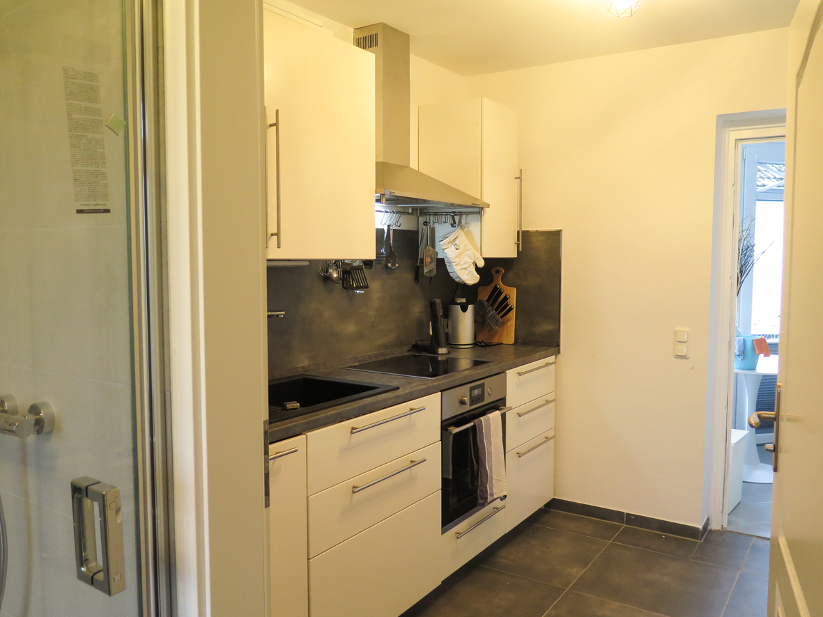 Rollstuhl-Urlaub: Blick auf Küche und Wohnraum in der barrierefreien Ferienwohung Komfortzone in Brietlingen - FeWo Komfortzone Brietlingen