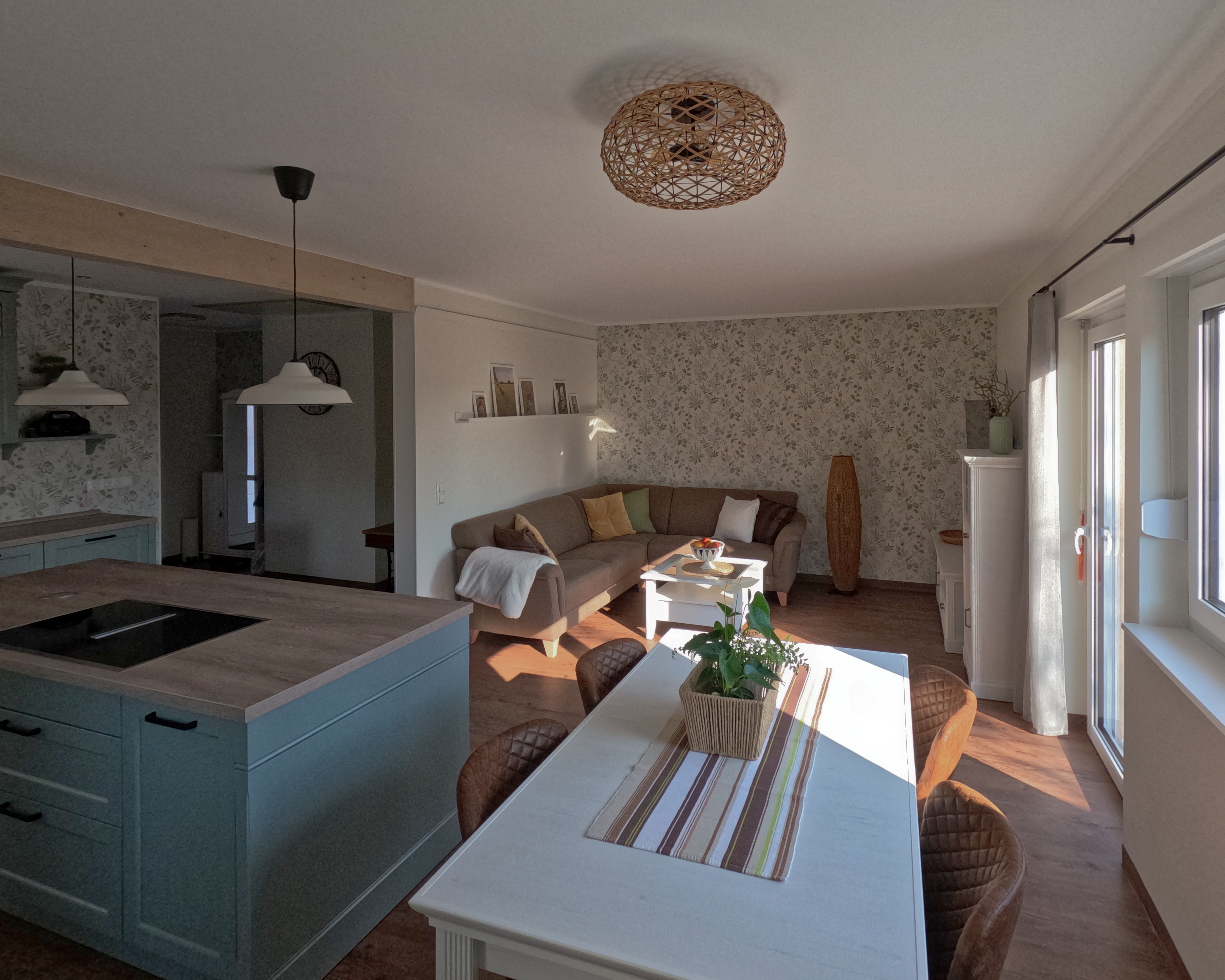 Rollstuhl-Urlaub: Essbereich mit anschließender Sitzecke - Ferienhaus der Pension Am Kirschberg