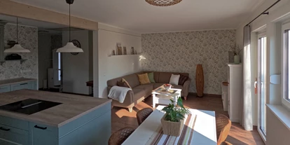 Rollstuhlgerechte Unterkunft - Unterkunftsart: Ferienhaus - Essbereich mit anschließender Sitzecke - Ferienhaus der Pension Am Kirschberg