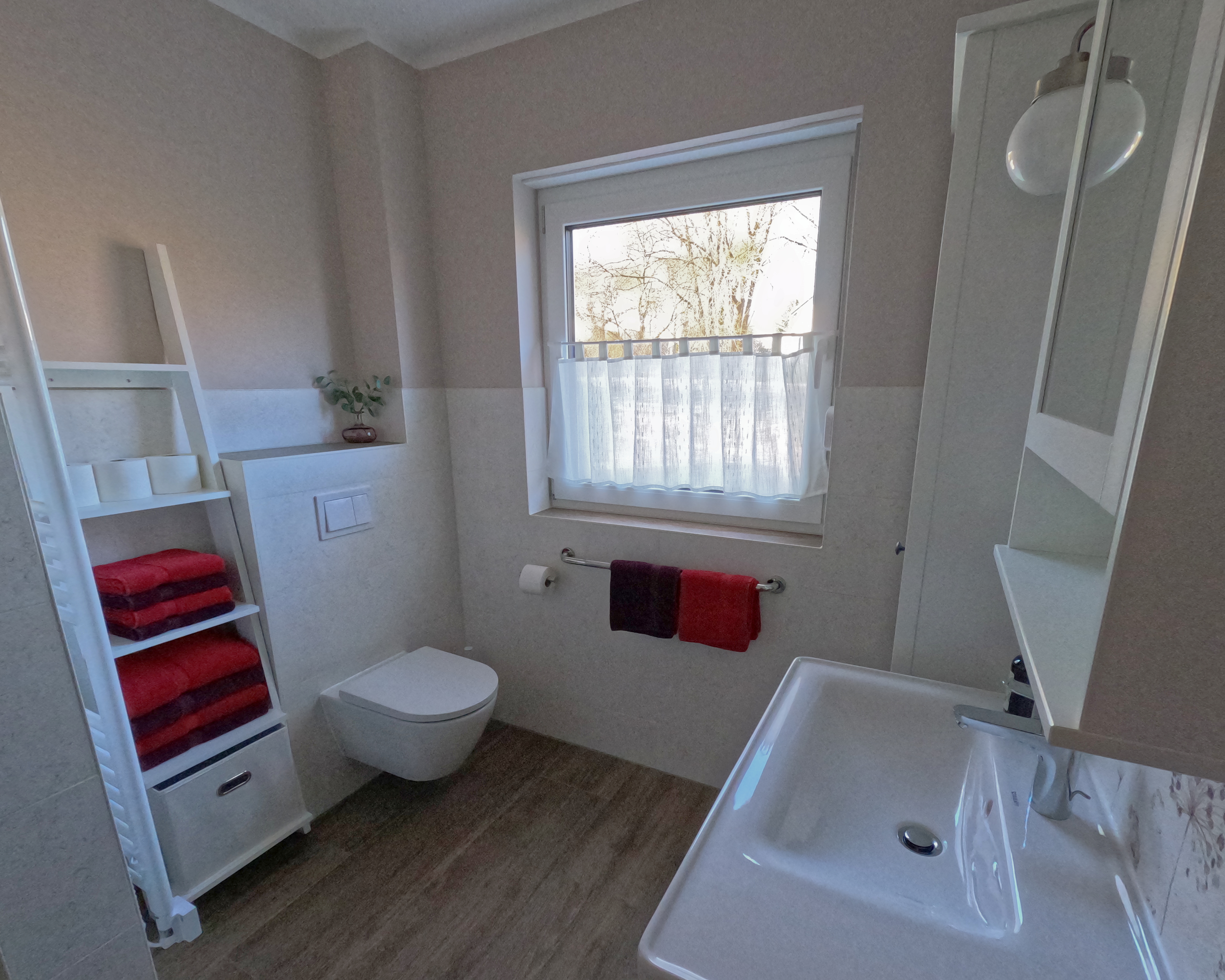 Rollstuhl-Urlaub: Badezimmer - Ferienhaus der Pension Am Kirschberg