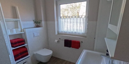 Rollstuhlgerechte Unterkunft - Unterkunftsart: Ferienhaus - Badezimmer - Ferienhaus der Pension Am Kirschberg