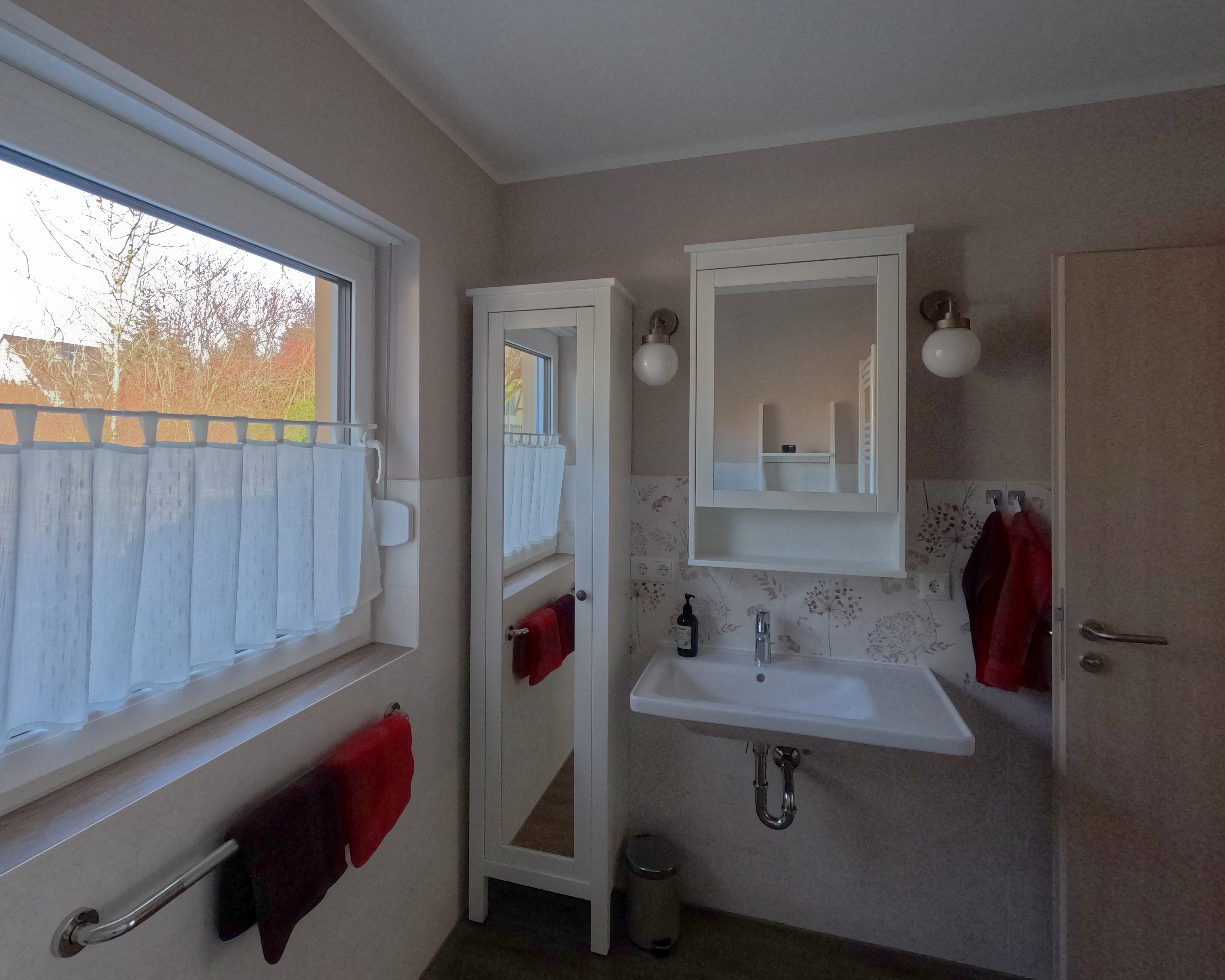 Rollstuhl-Urlaub: Badezimmer - Ferienhaus der Pension Am Kirschberg