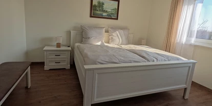 Rollstuhlgerechte Unterkunft - Unterkunftsart: Ferienhaus - Schlafzimmer - Ferienhaus der Pension Am Kirschberg