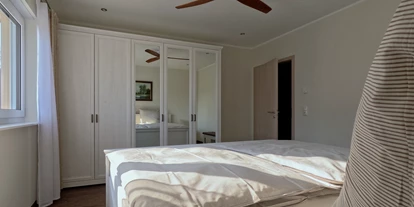 Rollstuhlgerechte Unterkunft - Unterkunftsart: Ferienhaus - Schlafzimmer - Ferienhaus der Pension Am Kirschberg