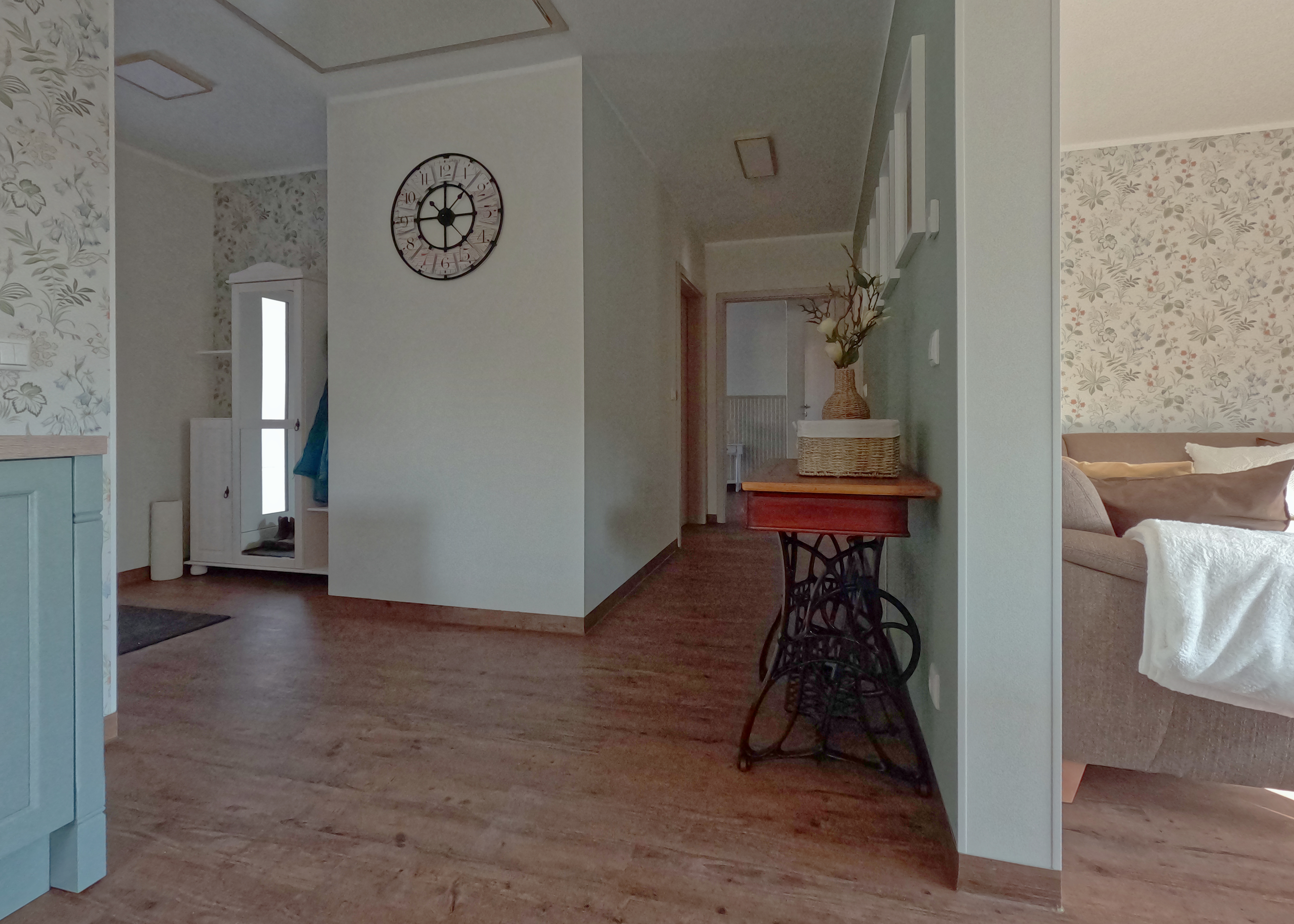 Rollstuhl-Urlaub: Eingangsbereich mit Flur - Ferienhaus der Pension Am Kirschberg