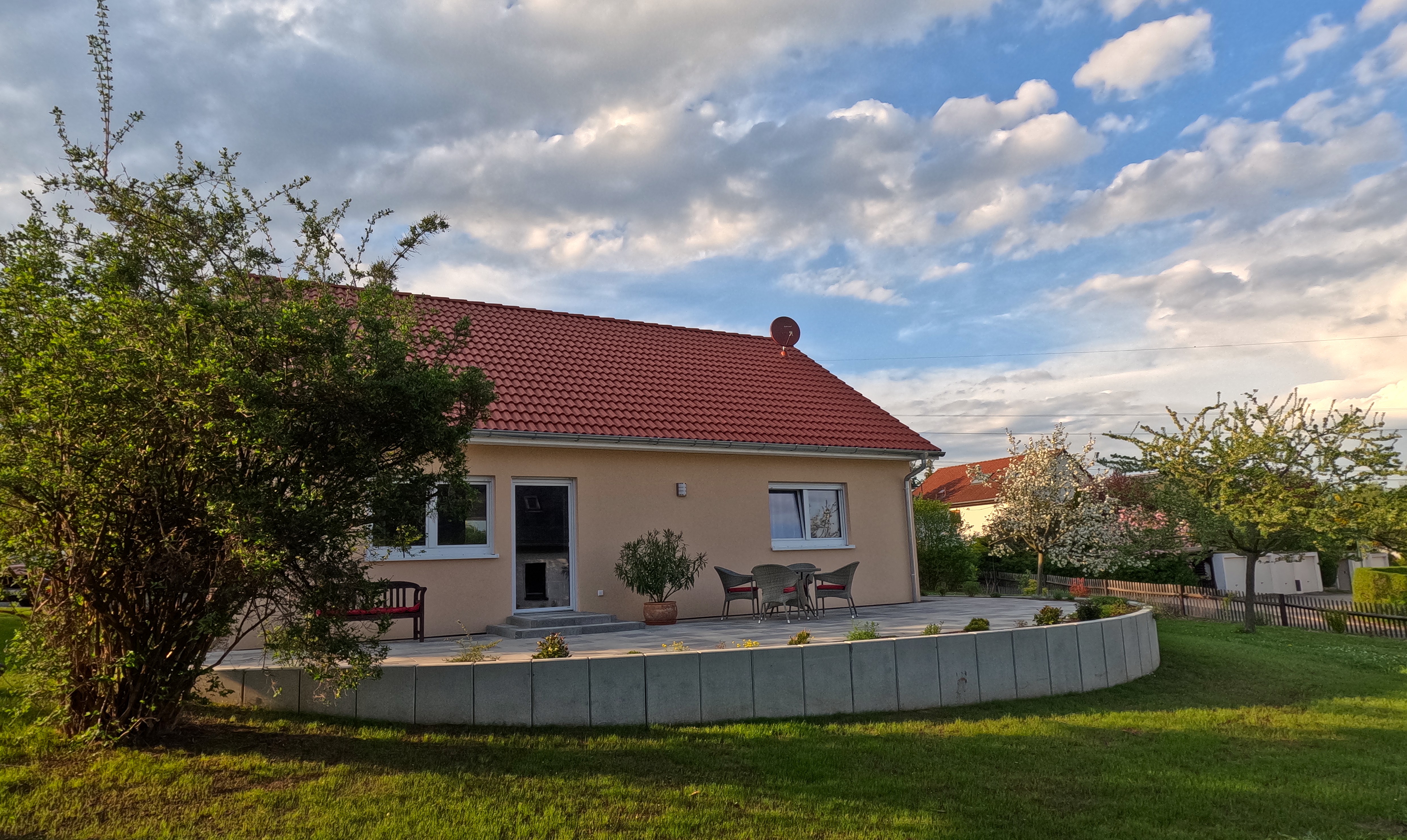 Rollstuhl-Urlaub: Außenansicht mit Terrasse - Ferienhaus der Pension Am Kirschberg