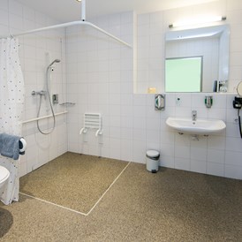 Rollstuhl-Urlaub: ...  barrierefreie Badezimmerausstattung mit Notsignal, - business+conference Sporthotel Großwallstadt