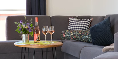 Rollstuhlgerechte Unterkunft - Unterkunftsart: Ferienhaus - Sofa, Couch, Sitzbereich - Haus Sonnengruss