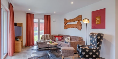 Rollstuhlgerechte Unterkunft - Unterkunftsart: Ferienhaus - Wohnzimmer, TV, Sessel, Couch - Haus Sonnengruss