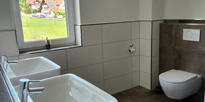 Rollstuhlgerechte Unterkunft - Unterkunftsart: Ferienhaus - Badezimmer, Waschbecken Toilette - Haus Sonnengruss