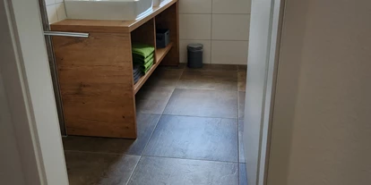 Rollstuhlgerechte Unterkunft - Unterkunftsart: Ferienhaus - Badezimmer - Haus Sonnengruss