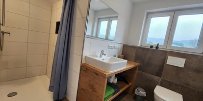 Rollstuhlgerechte Unterkunft - Unterkunftsart: Ferienhaus - Badezimmer, Dusche - Haus Sonnengruss