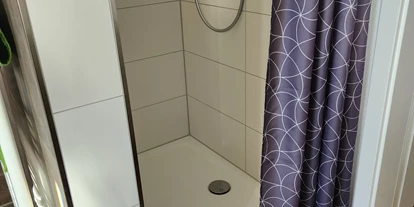 Rollstuhlgerechte Unterkunft - Unterkunftsart: Ferienhaus - Badezimmer, Dusche - Haus Sonnengruss