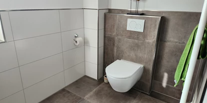 Rollstuhlgerechte Unterkunft - Unterkunftsart: Ferienhaus - Badezimmer, Toilette - Haus Sonnengruss