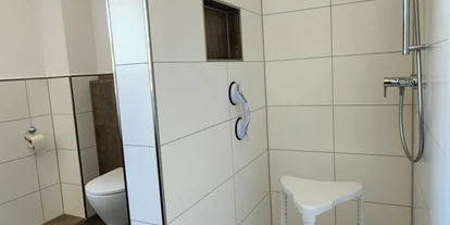 Rollstuhlgerechte Unterkunft - Unterkunftsart: Ferienhaus - Dusche mit Duschocker und Haltegriff - Haus Sonnengruss
