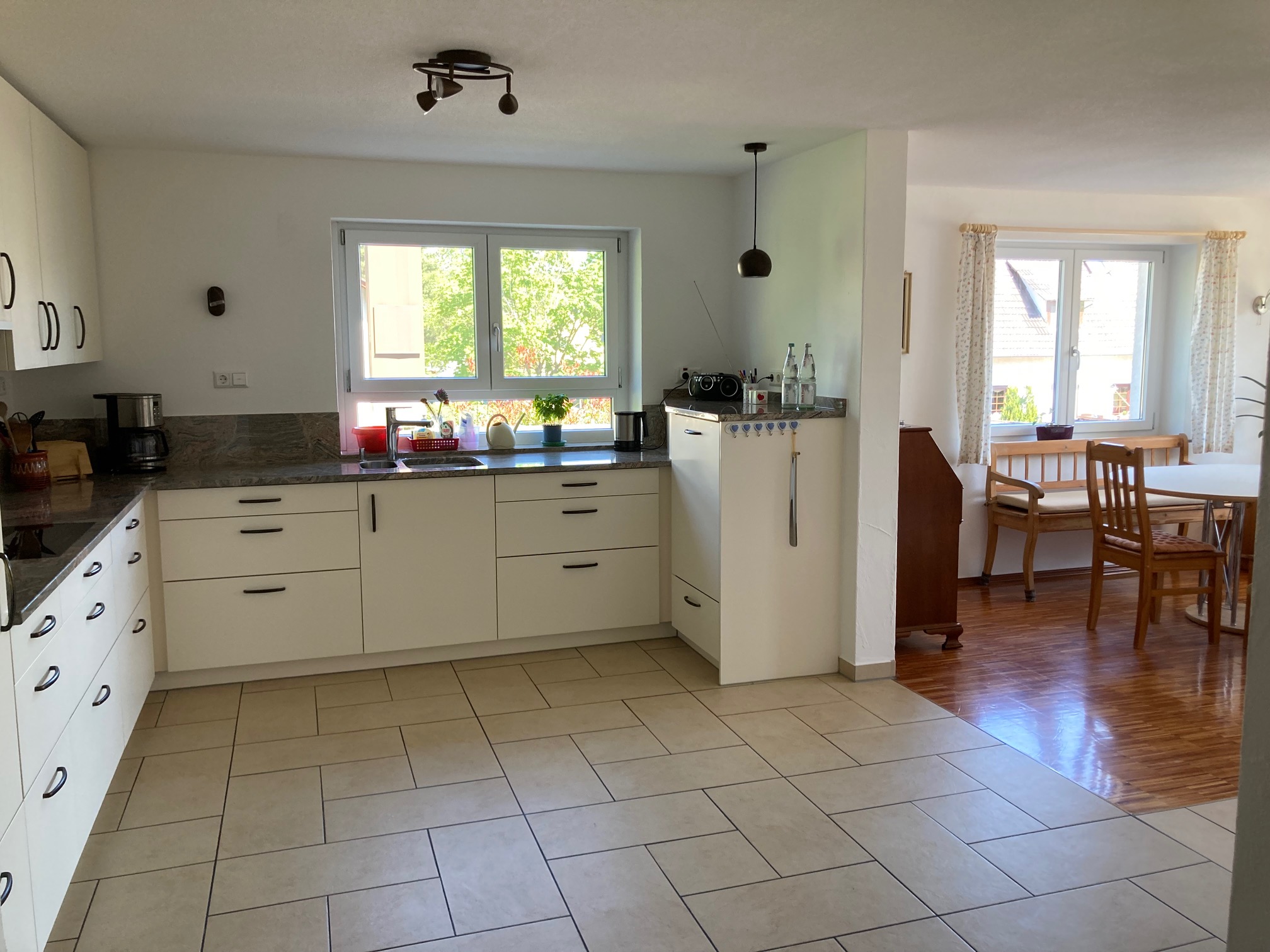 Rollstuhlgerechte Unterkunft - Großer Küchenbereich mit breitem Durchgang ins Esszimmer und in den Dielen-/Eingangsbereich - FeWo zur Obern Herrlichkeit