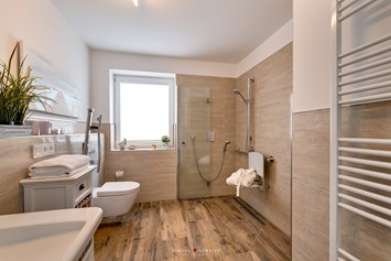 Rollstuhl-Urlaub: Badezimmer mit ebenerdiger Dusche und unterfahrbarem Waschbecken - Luxusferienwohnung Hafenkino in Kappeln/Olpenitz