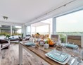 Rollstuhl-Urlaub: Wohnzimmer mit traumhaftem Ausblick auf die Ostsee - Luxusferienwohnung Hafenkino in Kappeln/Olpenitz