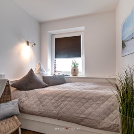 Rollstuhl-Urlaub: Schlafzimmer mit verstellbarem Einzelbett - Luxusferienwohnung Hafenkino in Kappeln/Olpenitz