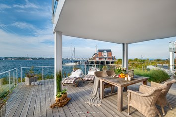 Rollstuhl-Urlaub: Terrasse - Luxusferienwohnung Hafenkino in Kappeln/Olpenitz