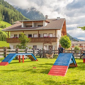 Rollstuhl-Urlaub: Dog-Park - Hotel Sonja in Südtirol