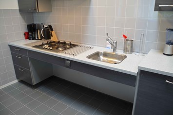Rollstuhl-Urlaub: Unterfahrbares Waschbecken im Badezimmer und auch Spülbecken sowie Herd in der Küche. - de Zilte Wind