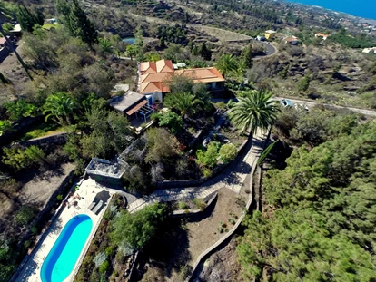Rollstuhlgerechte Unterkunft - Unterkunftsart: Ferienhaus - Villa Finca Tijarafe aus der Vogelperspektive (Drohnenbild) - Blick nach Süd - weitere Bilder finden sich auf unserer Webseite www.tijarafe.de - Villa Finca Tijarafe mit beheiztem Pool - barrierefreier Eingang